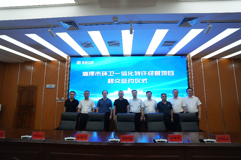 ���к�ɫ������������������Я����ɫ����ح��̶�л���һ�廯����ı����Ŀ�ƽ�ǩԼ��ʽԲ������